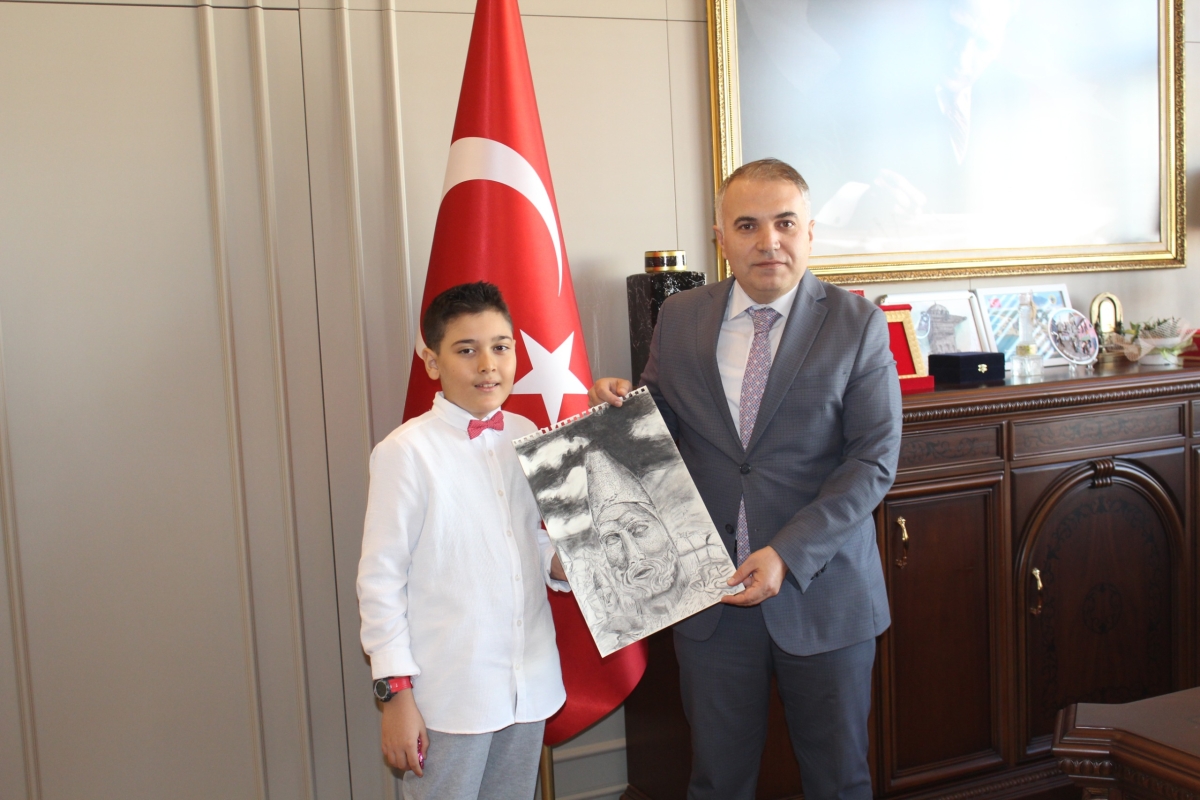 Resim Yarışmasında Türkiye 3’üncüsü TEL, Kaymakam Duru’yu ziyaret etti. 