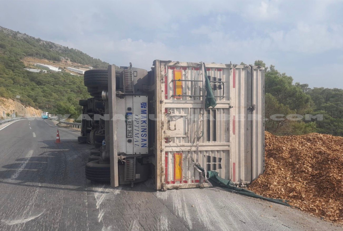 Anamur’da Tır Şarampole Yan Yattı: 1 Yaralı