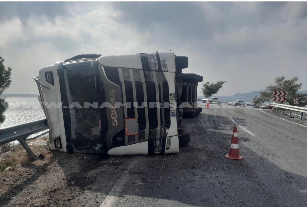 Anamur’da Tır Şarampole Yan Yattı: 1 Yaralı