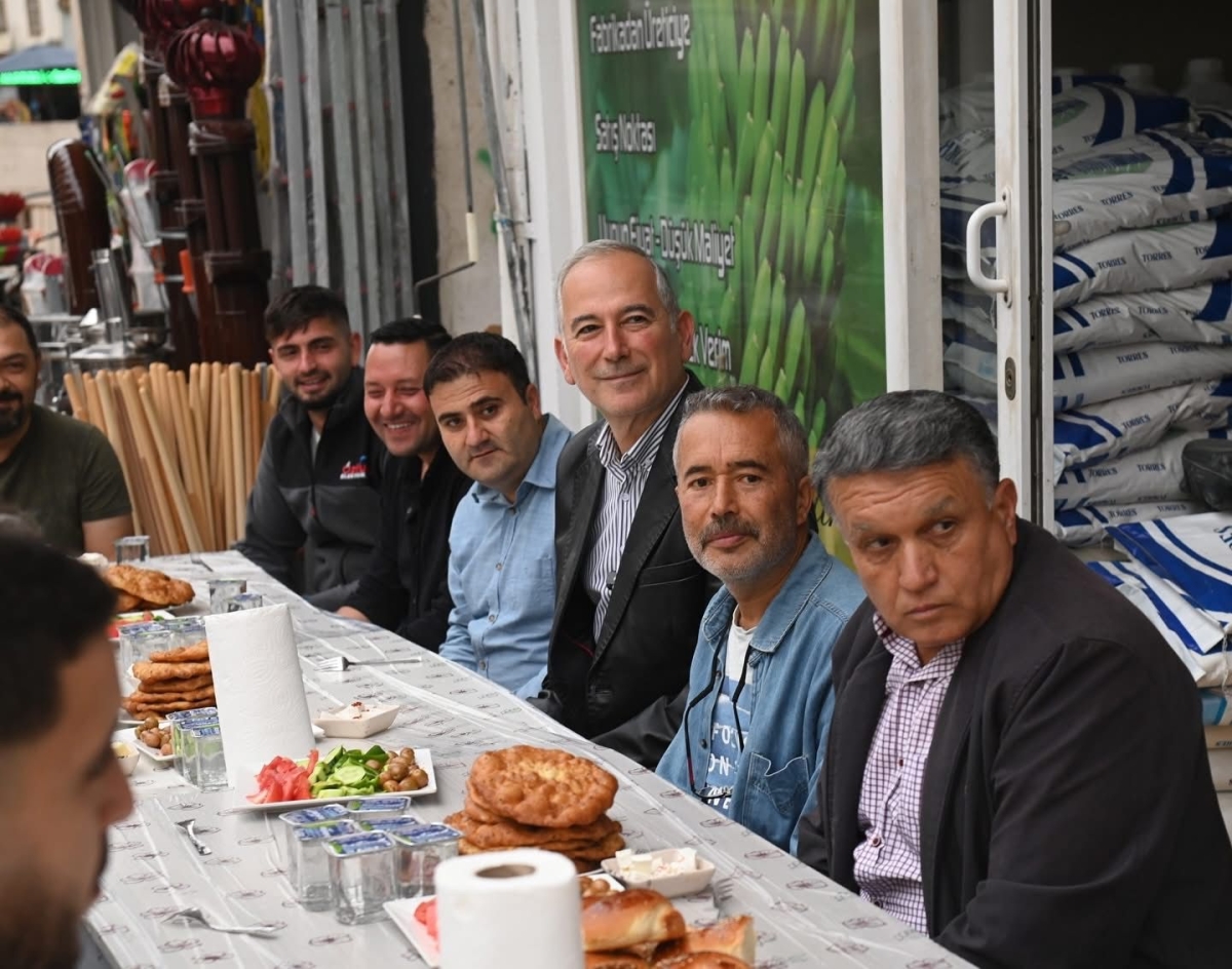 Başkan Durmuş Deniz, Esentepe Mahallesi Esnafıyla Kahvaltıda Buluştu..
