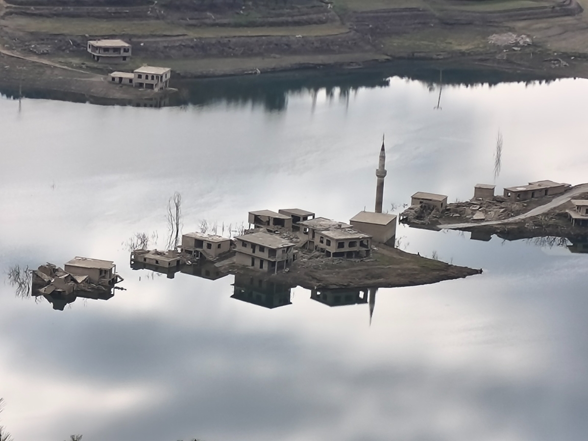 Anamur’da Baraj Gölünden Yükselen Minare Dikkat Çekiyor..