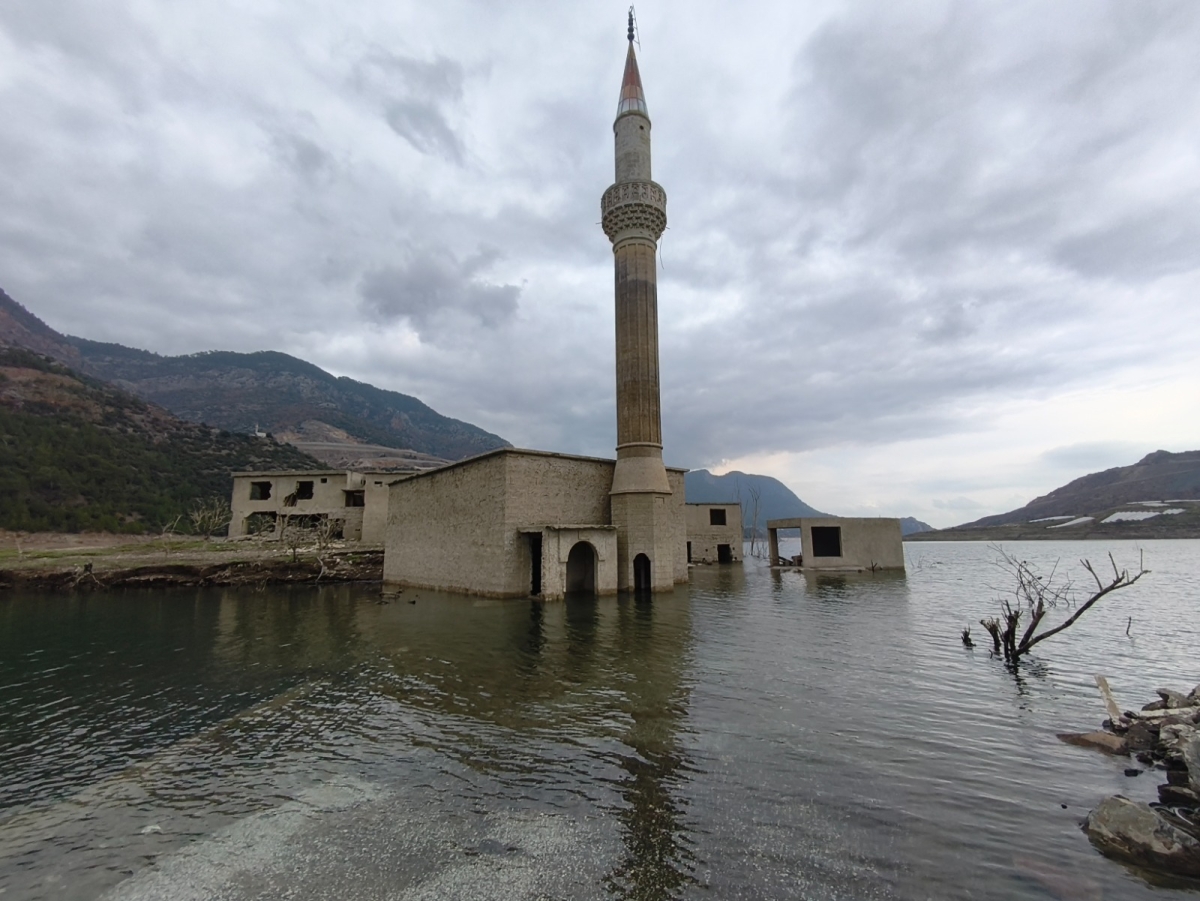 Anamur’da Baraj Gölünden Yükselen Minare Dikkat Çekiyor..