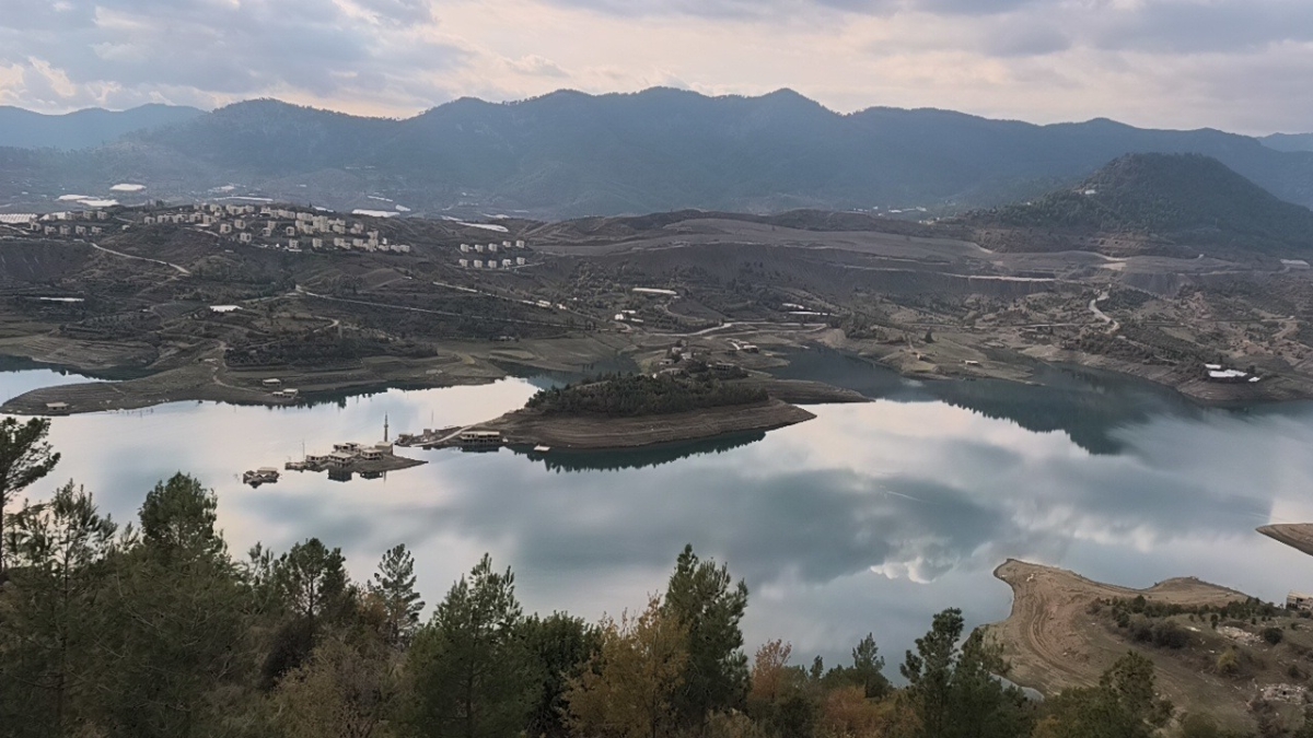 Anamur’da Baraj Gölünden Yükselen Minare Dikkat Çekiyor..