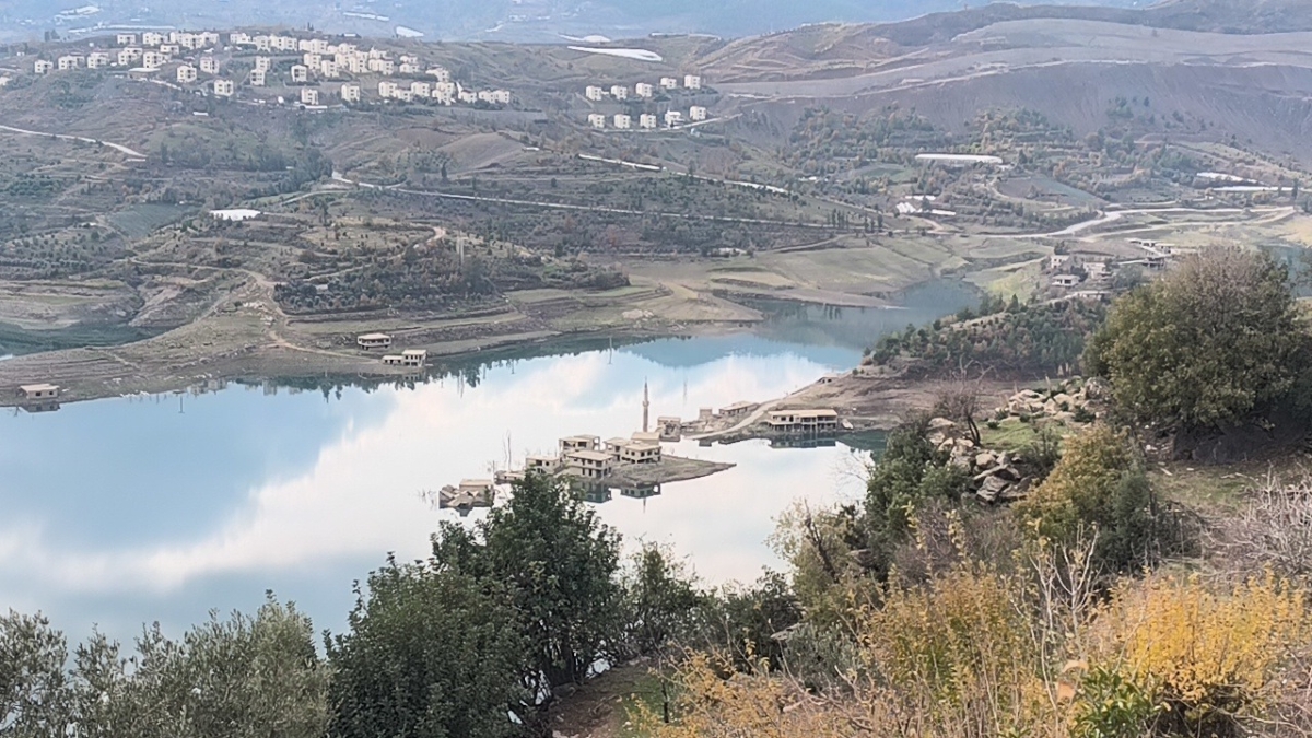 Anamur’da Baraj Gölünden Yükselen Minare Dikkat Çekiyor..