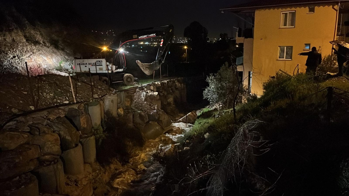 Anamur Belediyesi 30 Farklı Noktada Afetin İzlerini Silmeye Çalışıyor.