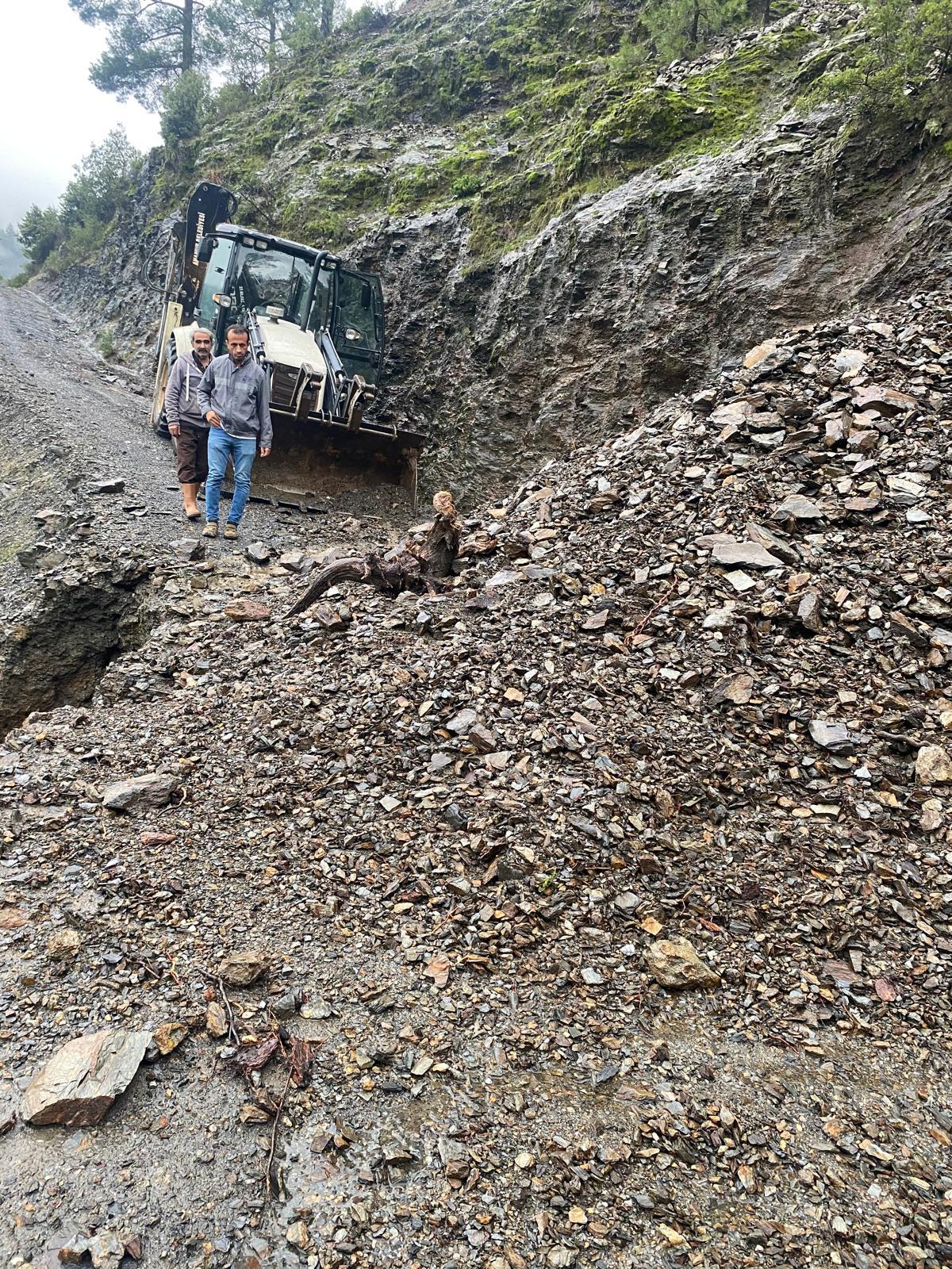 Anamur Belediyesi 30 Farklı Noktada Afetin İzlerini Silmeye Çalışıyor.