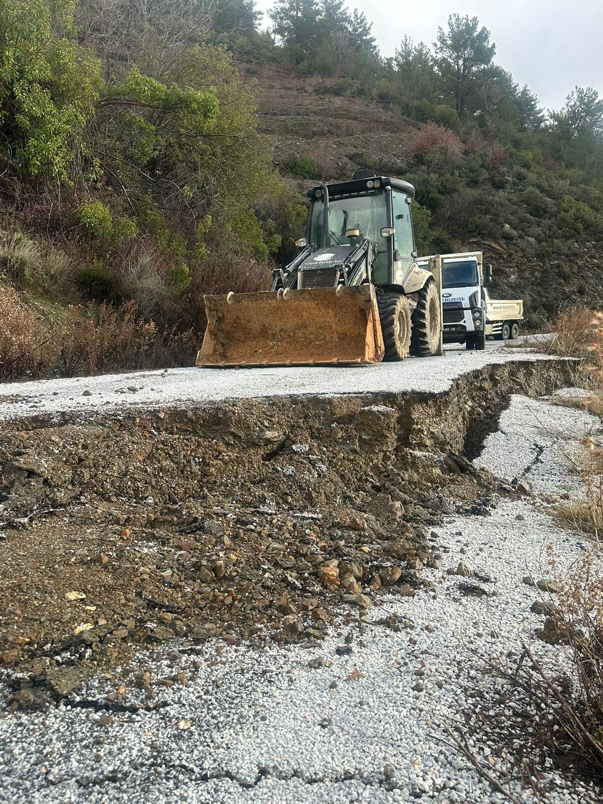 Anamur Belediyesi 30 Farklı Noktada Afetin İzlerini Silmeye Çalışıyor.