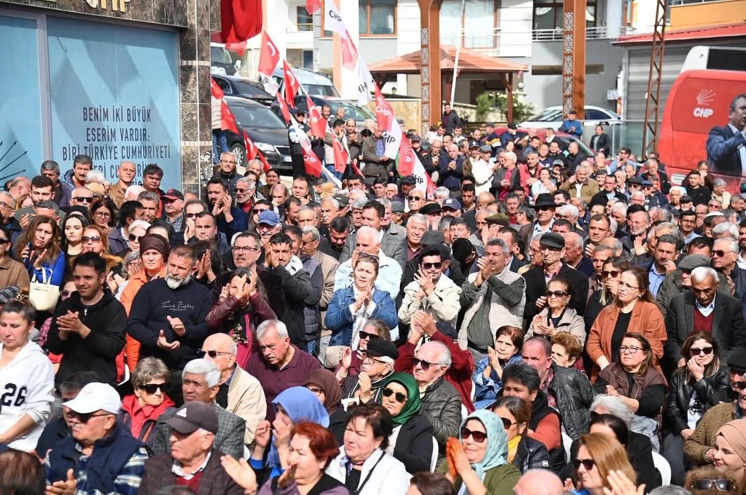 CHP’de Miting Gibi Buluşma..