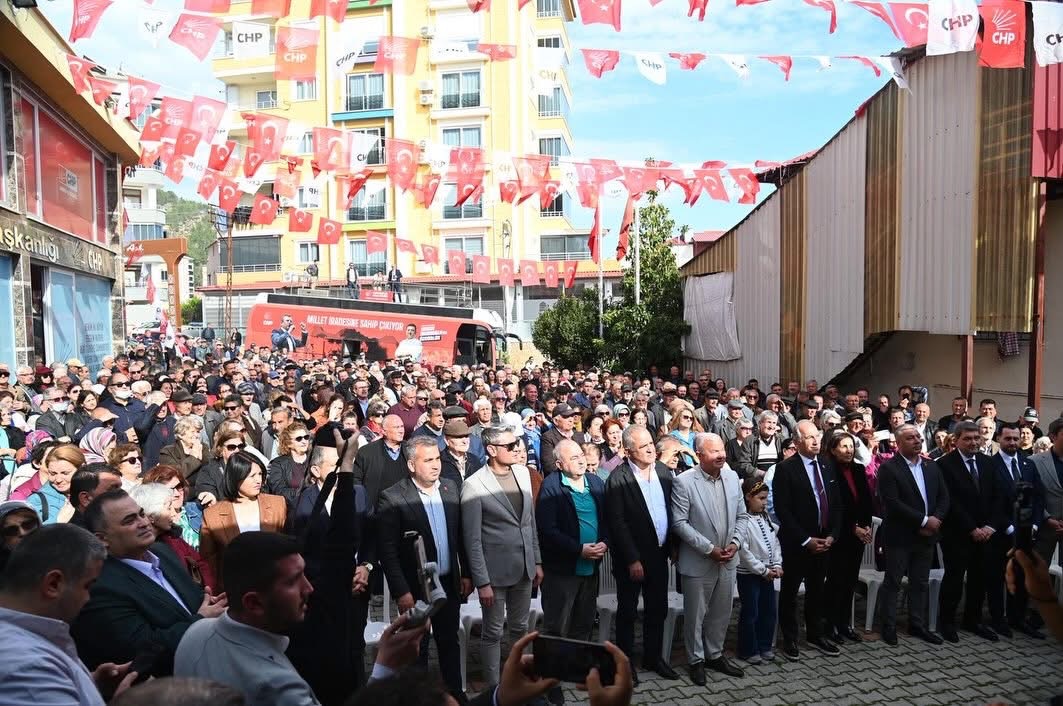 CHP’de Miting Gibi Buluşma..