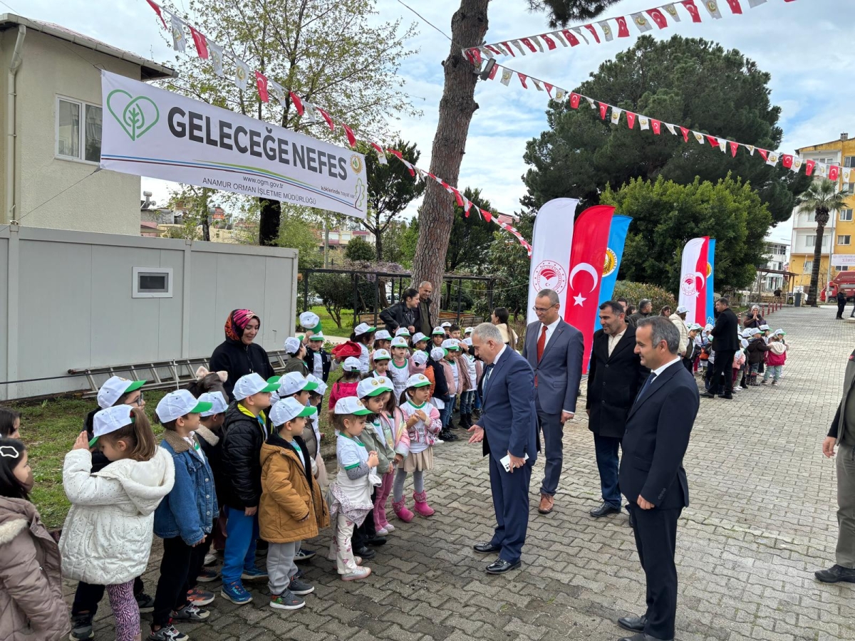 Anamur’da Orman Haftası Kapsamında Öğrencilere Fidan Dağıtımı Yapıldı
