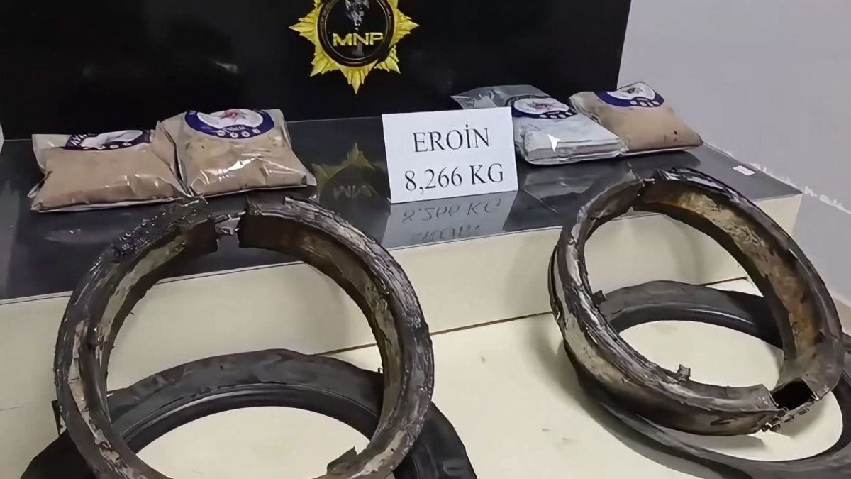 Aracın Lastiklerinde Gizlenen 8 Kilo 266 Gram Eroin Ele Geçirildi..