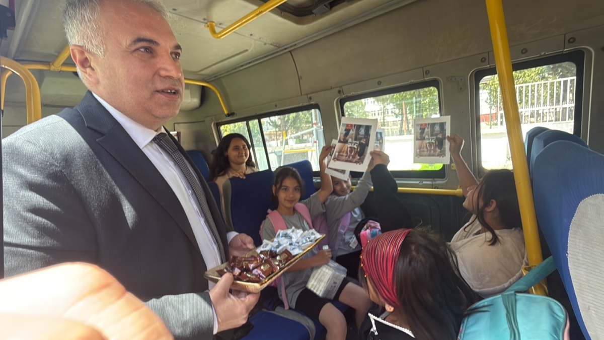 Anamur’da Trafik Haftası’nda sürücülere bilgilendirme ve ikramda bulunuldu.. 