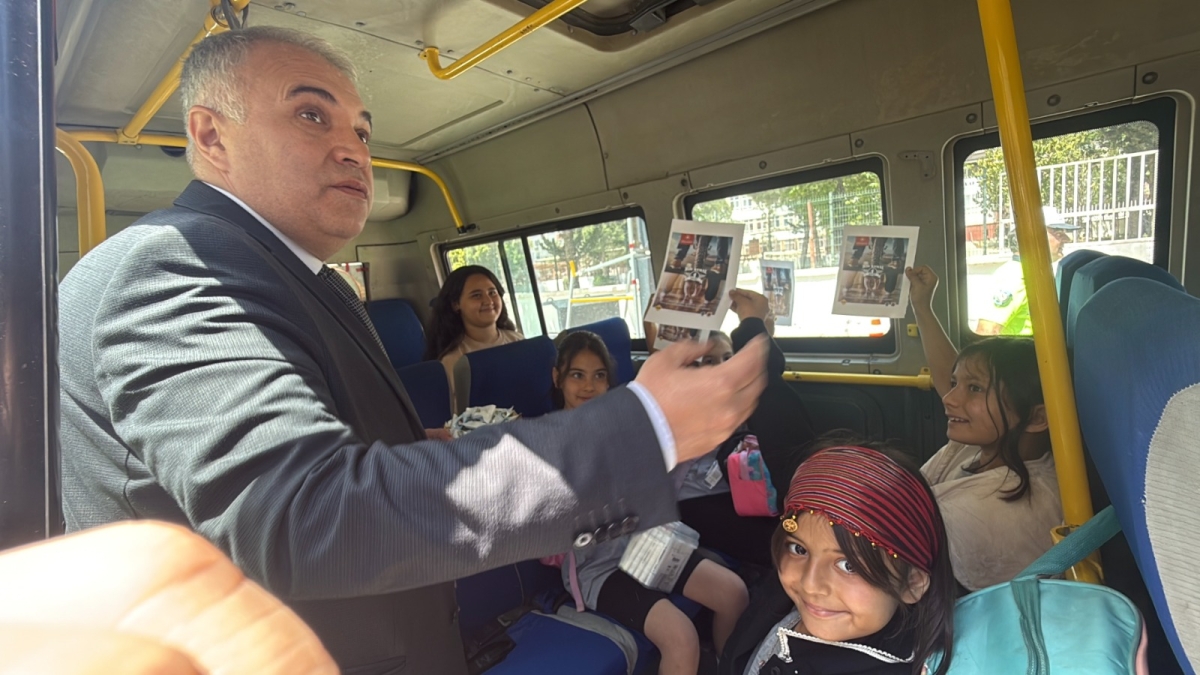 Anamur’da Trafik Haftası’nda sürücülere bilgilendirme ve ikramda bulunuldu.. 