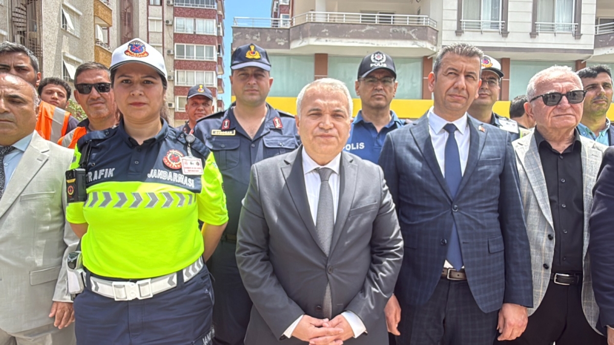 Anamur’da Trafik Haftası’nda sürücülere bilgilendirme ve ikramda bulunuldu.. 