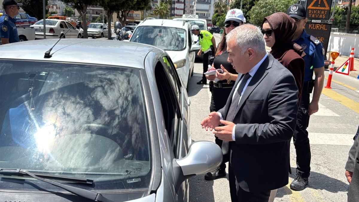 Anamur’da Trafik Haftası’nda sürücülere bilgilendirme ve ikramda bulunuldu.. 