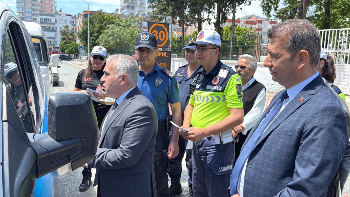 Anamur’da Trafik Haftası’nda sürücülere bilgilendirme ve ikramda bulunuldu.. 