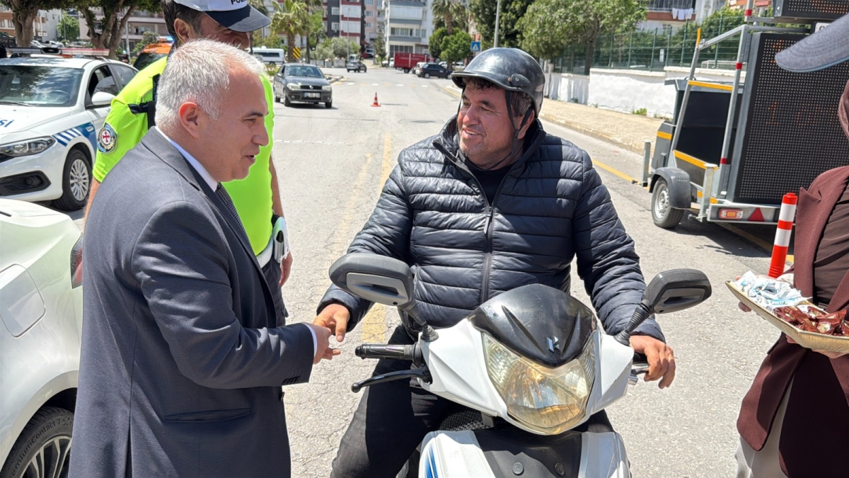 Anamur’da Trafik Haftası’nda sürücülere bilgilendirme ve ikramda bulunuldu.. 