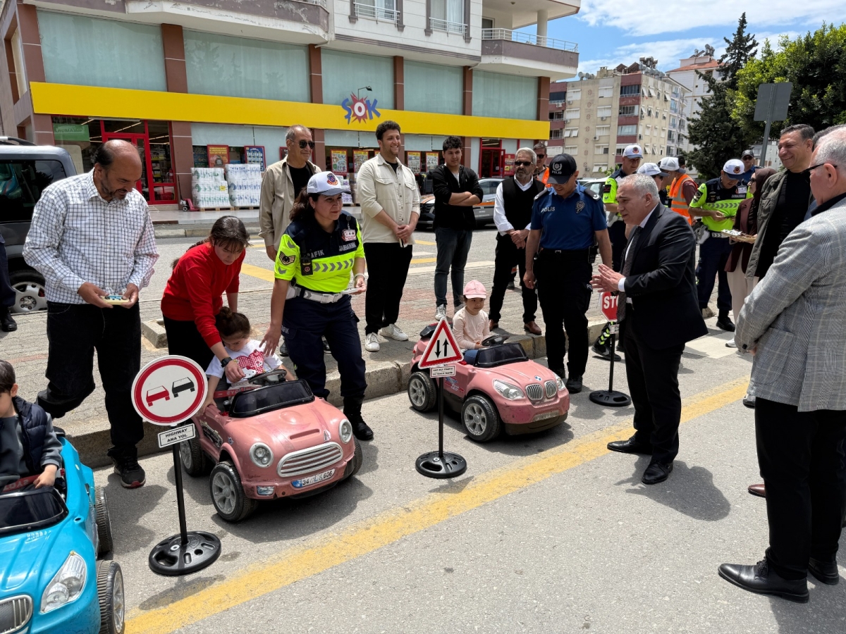 Anamur’da Trafik Haftası’nda sürücülere bilgilendirme ve ikramda bulunuldu.. 
