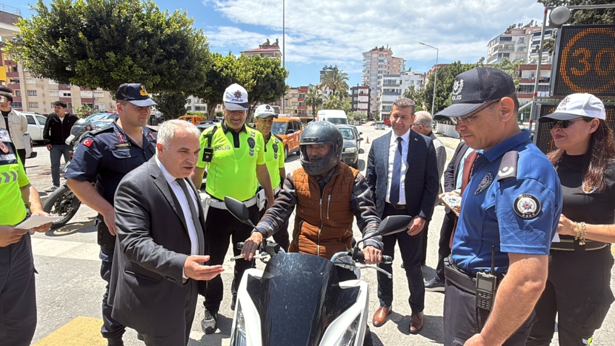 Anamur’da Trafik Haftası’nda sürücülere bilgilendirme ve ikramda bulunuldu.. 