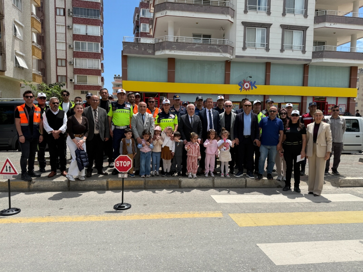Anamur’da Trafik Haftası’nda sürücülere bilgilendirme ve ikramda bulunuldu.. 