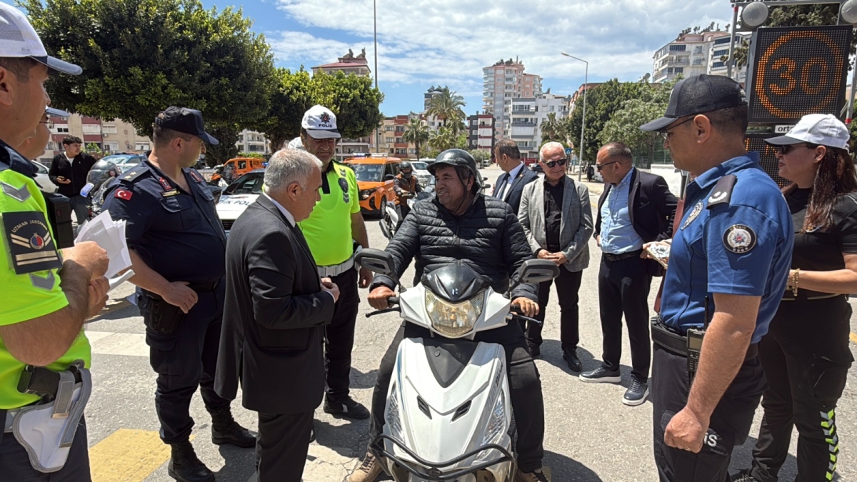 Anamur’da Trafik Haftası’nda sürücülere bilgilendirme ve ikramda bulunuldu.. 