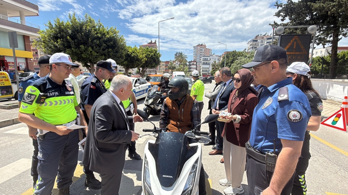 Anamur’da Trafik Haftası’nda sürücülere bilgilendirme ve ikramda bulunuldu.. 
