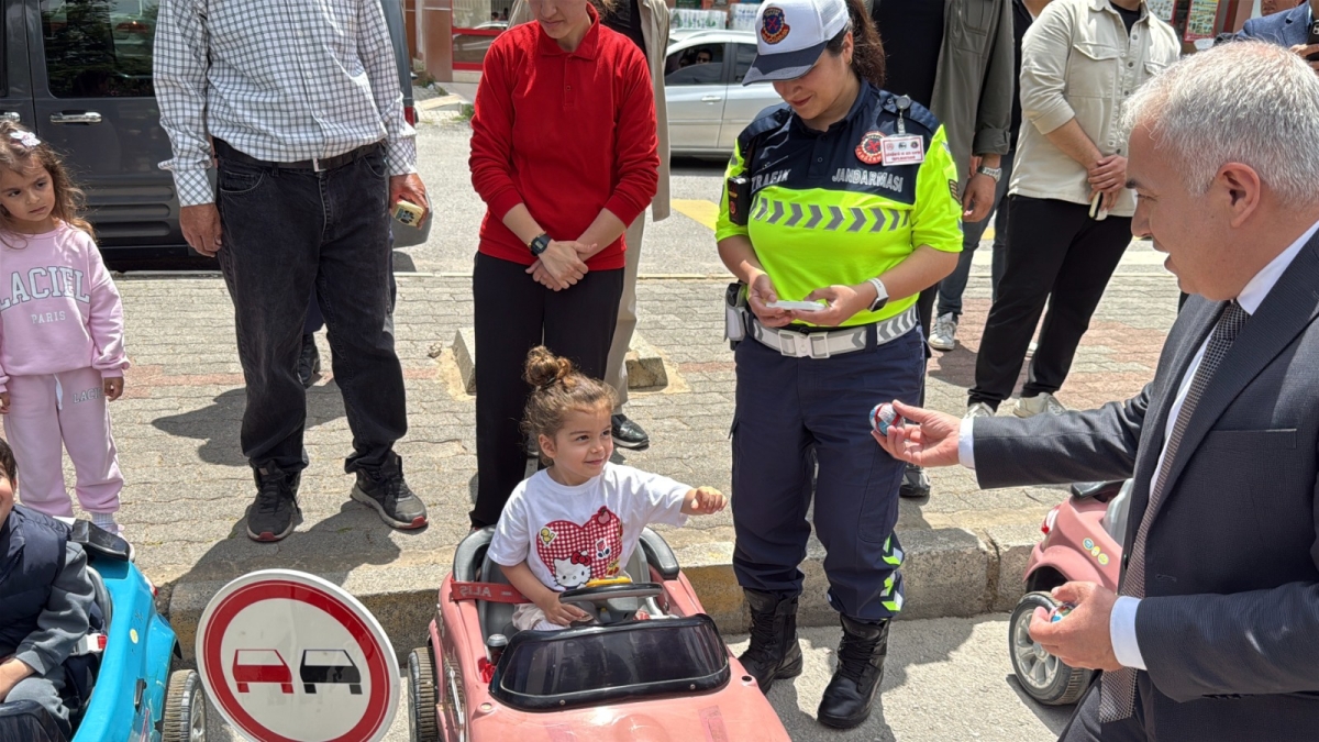 Anamur’da Trafik Haftası’nda sürücülere bilgilendirme ve ikramda bulunuldu.. 