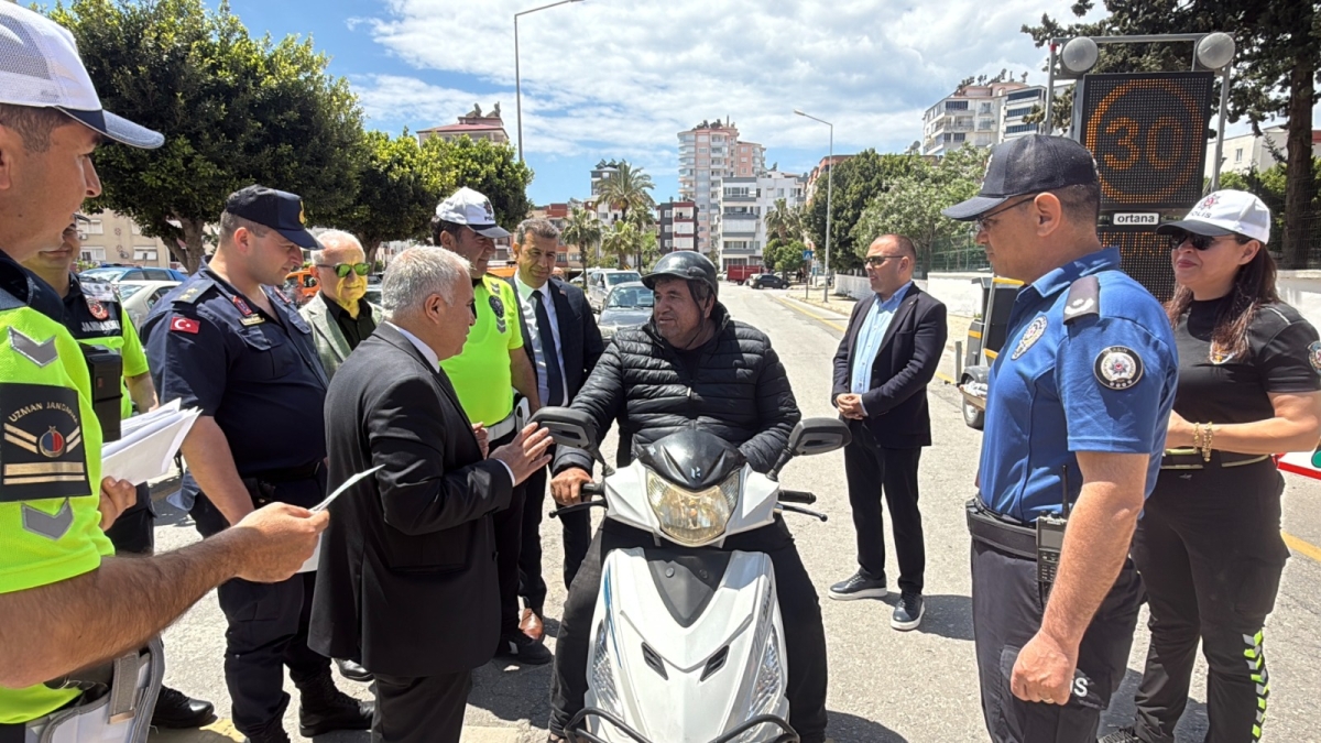 Anamur’da Trafik Haftası’nda sürücülere bilgilendirme ve ikramda bulunuldu.. 