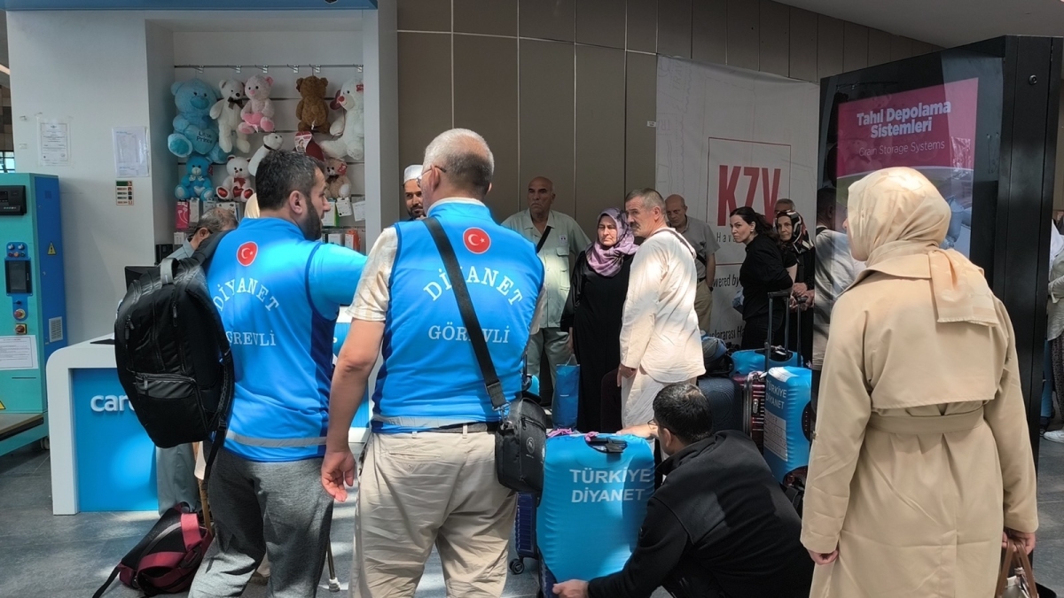 Anamurlu Hacı Adayları Gözyaşı, Dua ve Tekbirlerle Kutsal Yolculuğa Uğurlandı..