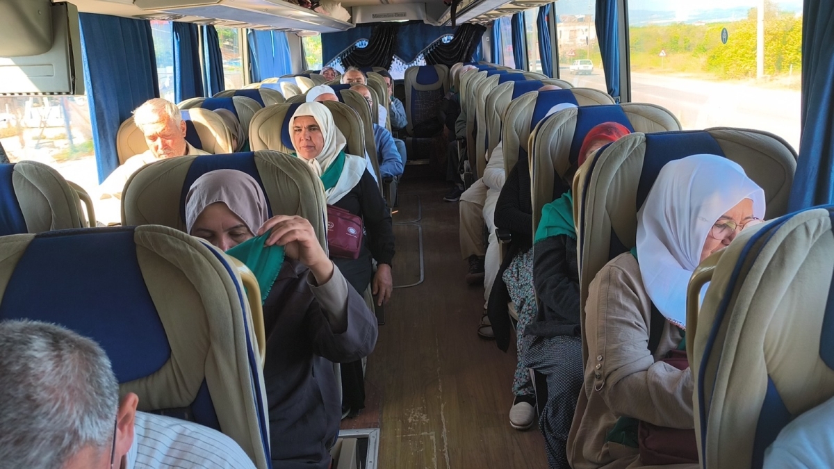 Anamurlu Hacı Adayları Gözyaşı, Dua ve Tekbirlerle Kutsal Yolculuğa Uğurlandı..