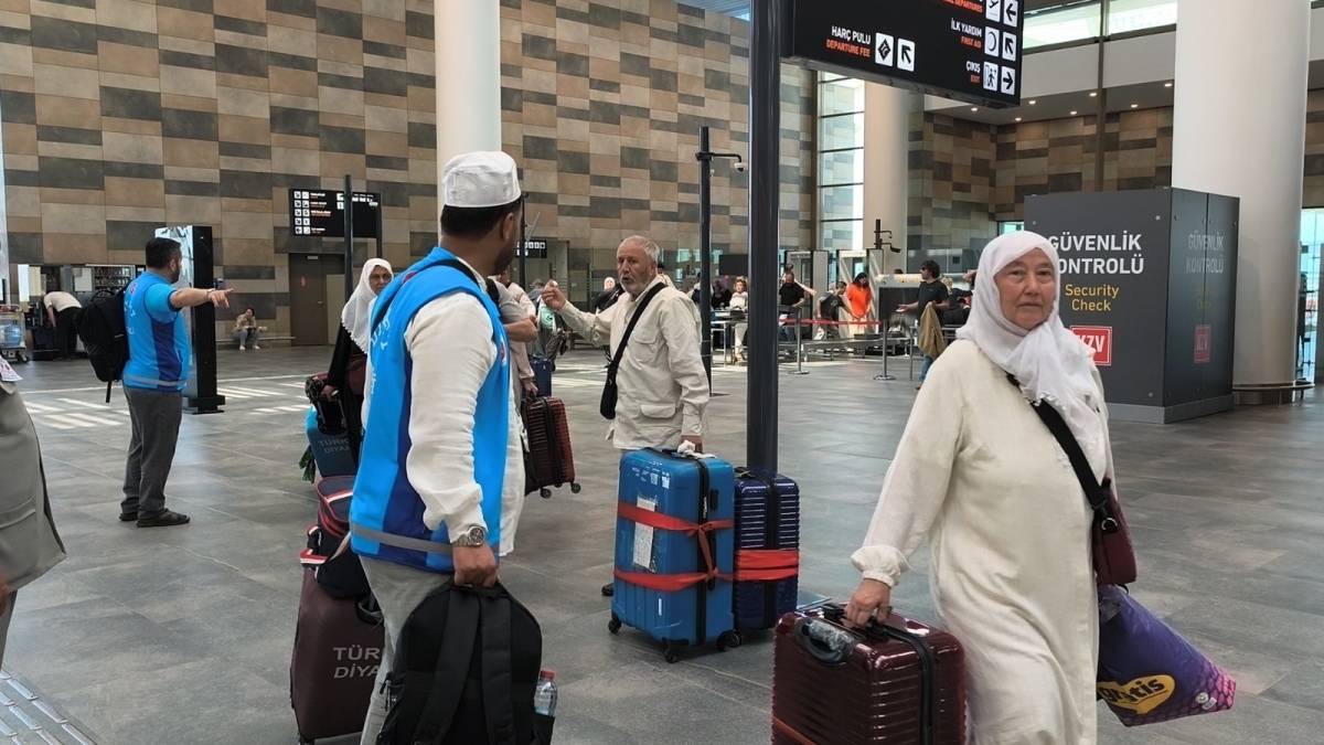 Anamurlu Hacı Adayları Gözyaşı, Dua ve Tekbirlerle Kutsal Yolculuğa Uğurlandı..