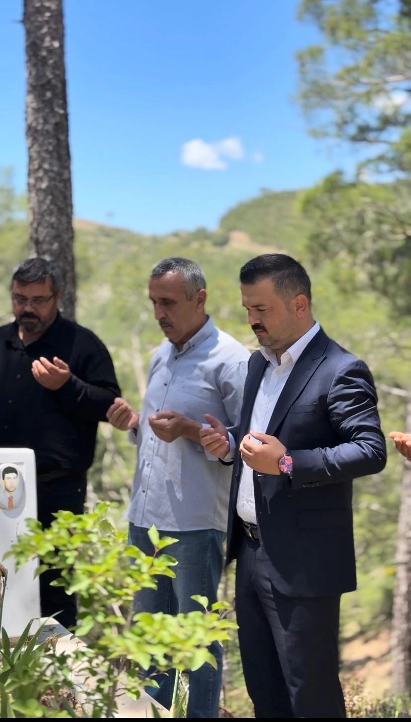 MHP Heyetinden Anlamlı Ziyaret: Şehit Kabri Başında Dua, Göndere Yeni Bayrak..