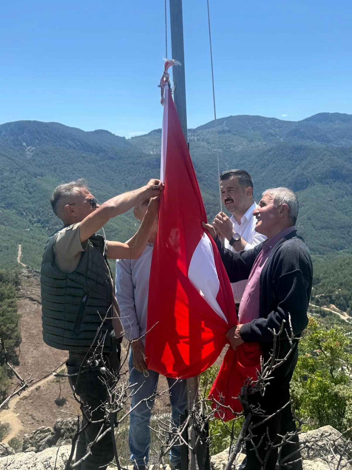 MHP Heyetinden Anlamlı Ziyaret: Şehit Kabri Başında Dua, Göndere Yeni Bayrak..