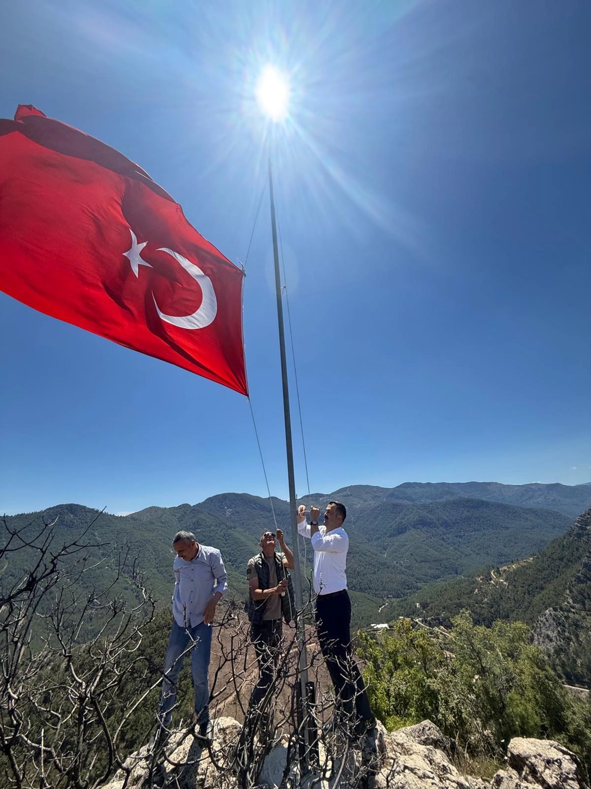 MHP Heyetinden Anlamlı Ziyaret: Şehit Kabri Başında Dua, Göndere Yeni Bayrak..