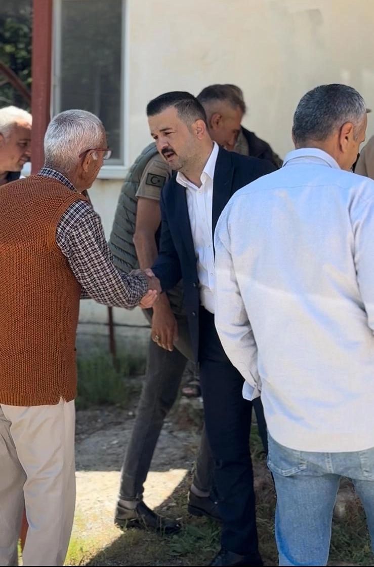 MHP Heyetinden Anlamlı Ziyaret: Şehit Kabri Başında Dua, Göndere Yeni Bayrak..