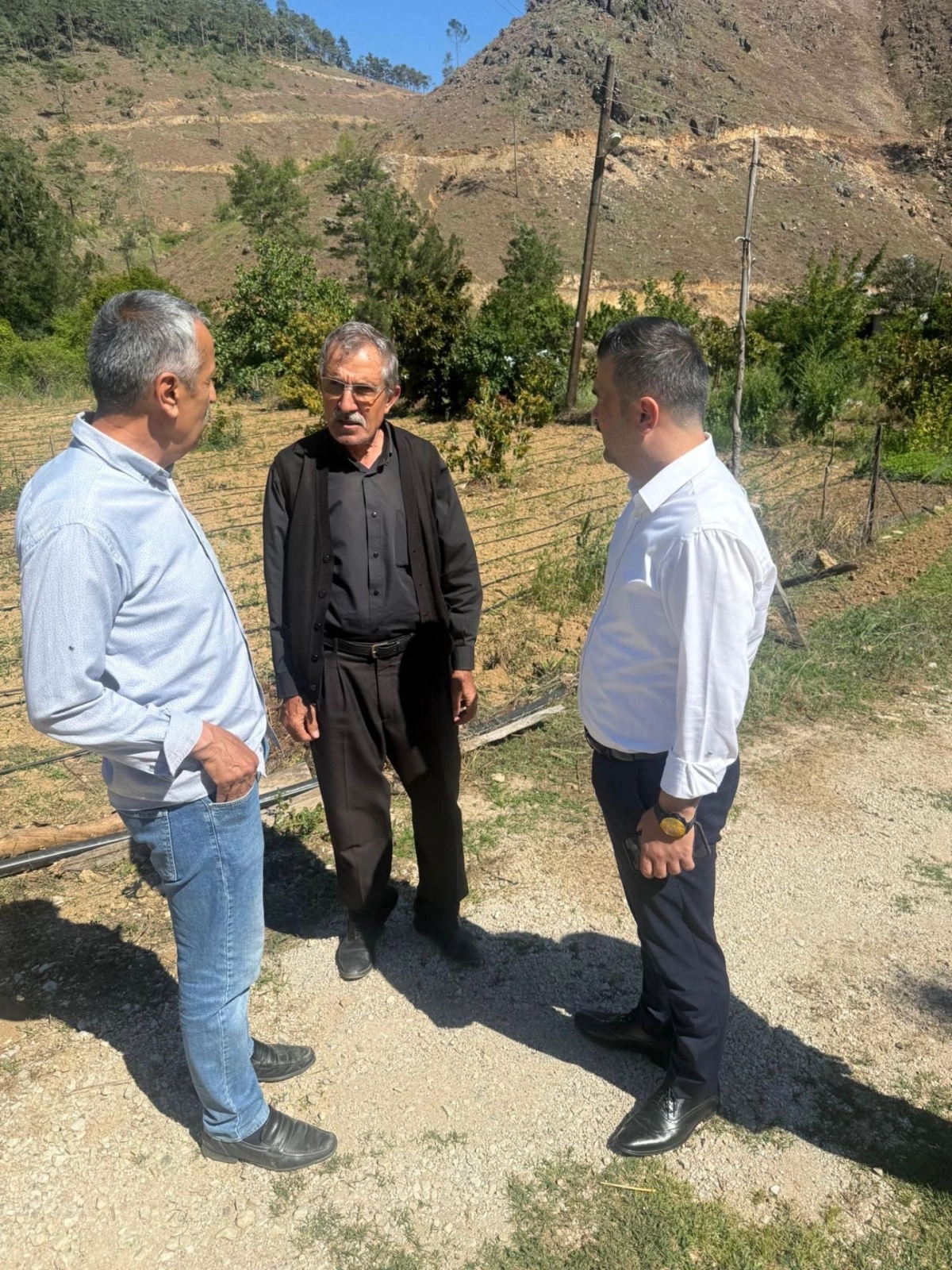 MHP Heyetinden Anlamlı Ziyaret: Şehit Kabri Başında Dua, Göndere Yeni Bayrak..