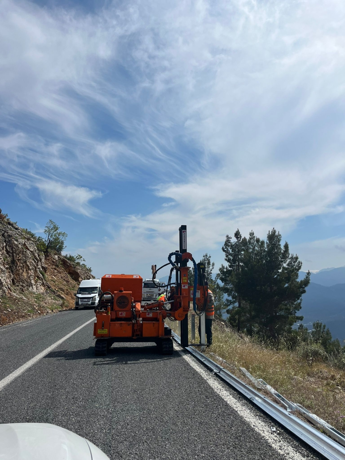 Kaş Yolu’nda Can Güvenliğini Artıracak Bariyer Çalışması..