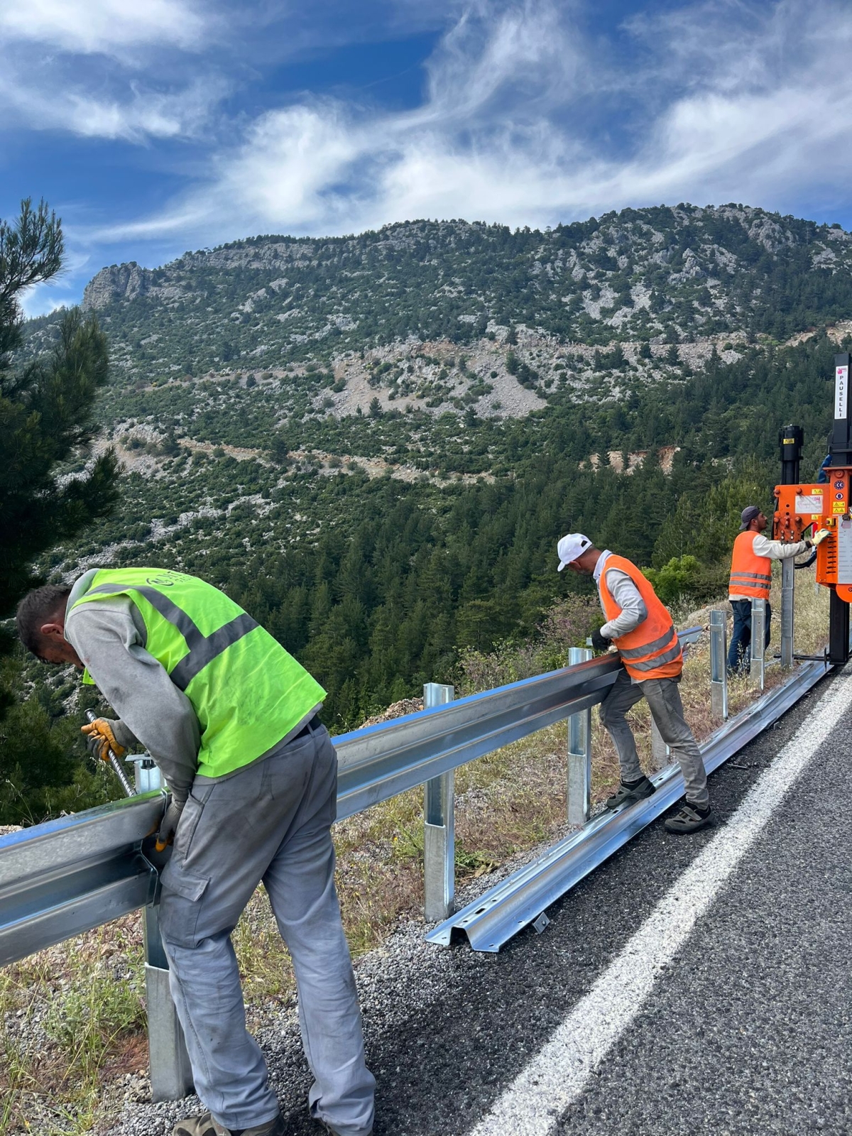 Kaş Yolu’nda Can Güvenliğini Artıracak Bariyer Çalışması..