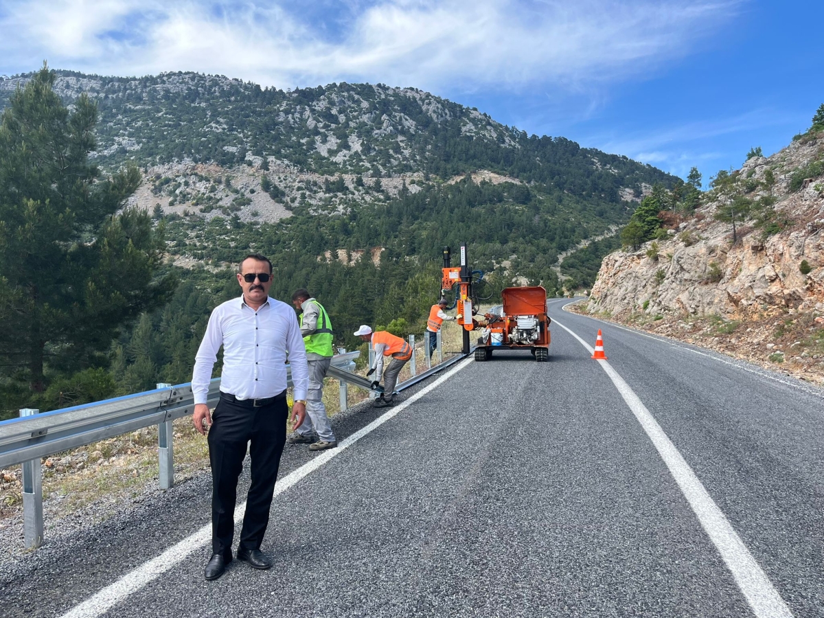 Kaş Yolu’nda Can Güvenliğini Artıracak Bariyer Çalışması..