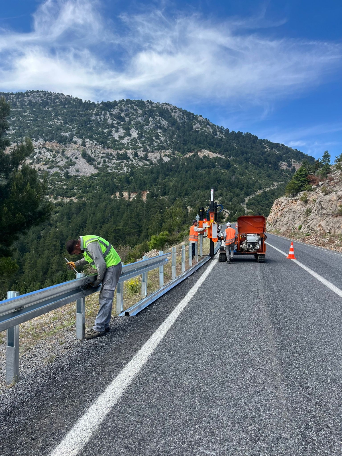 Kaş Yolu’nda Can Güvenliğini Artıracak Bariyer Çalışması..