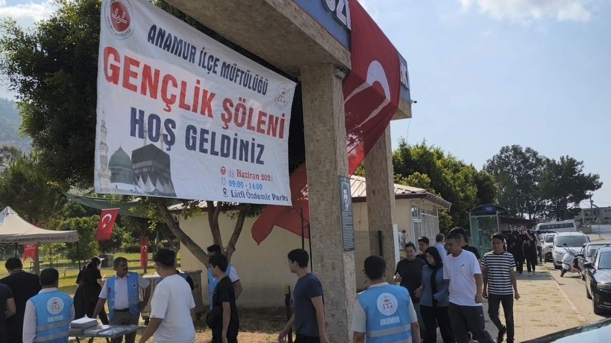 Anamur’da 5 öğrenci umre ile ödüllendirildi.