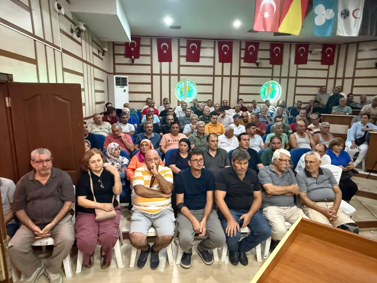 Anamur’da Muz Üreticilerinden Tarihi Buluşma: Salon Doldu Bahçeye Taştı..