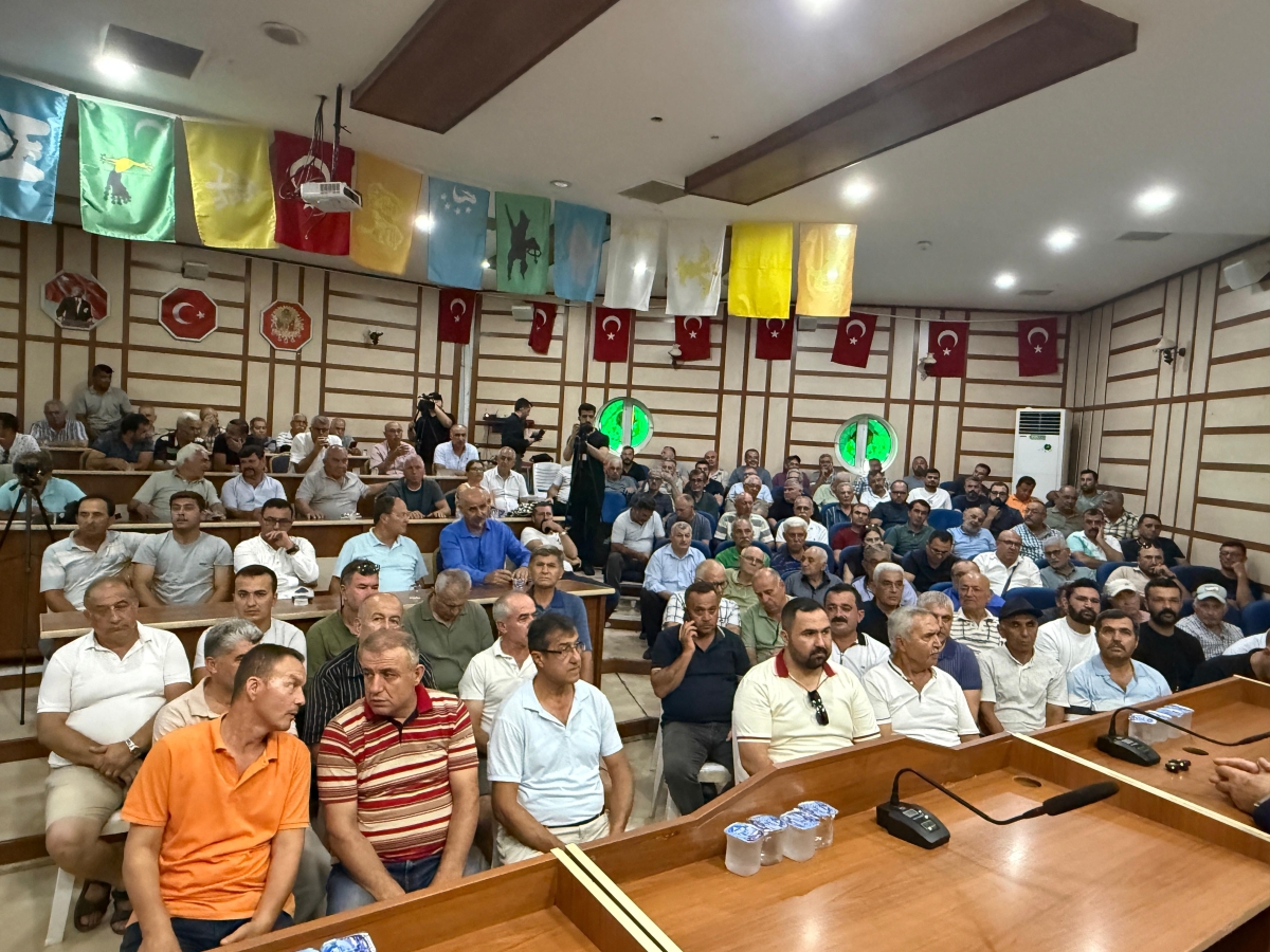 Anamur’da Muz Üreticilerinden Tarihi Buluşma: Salon Doldu Bahçeye Taştı..