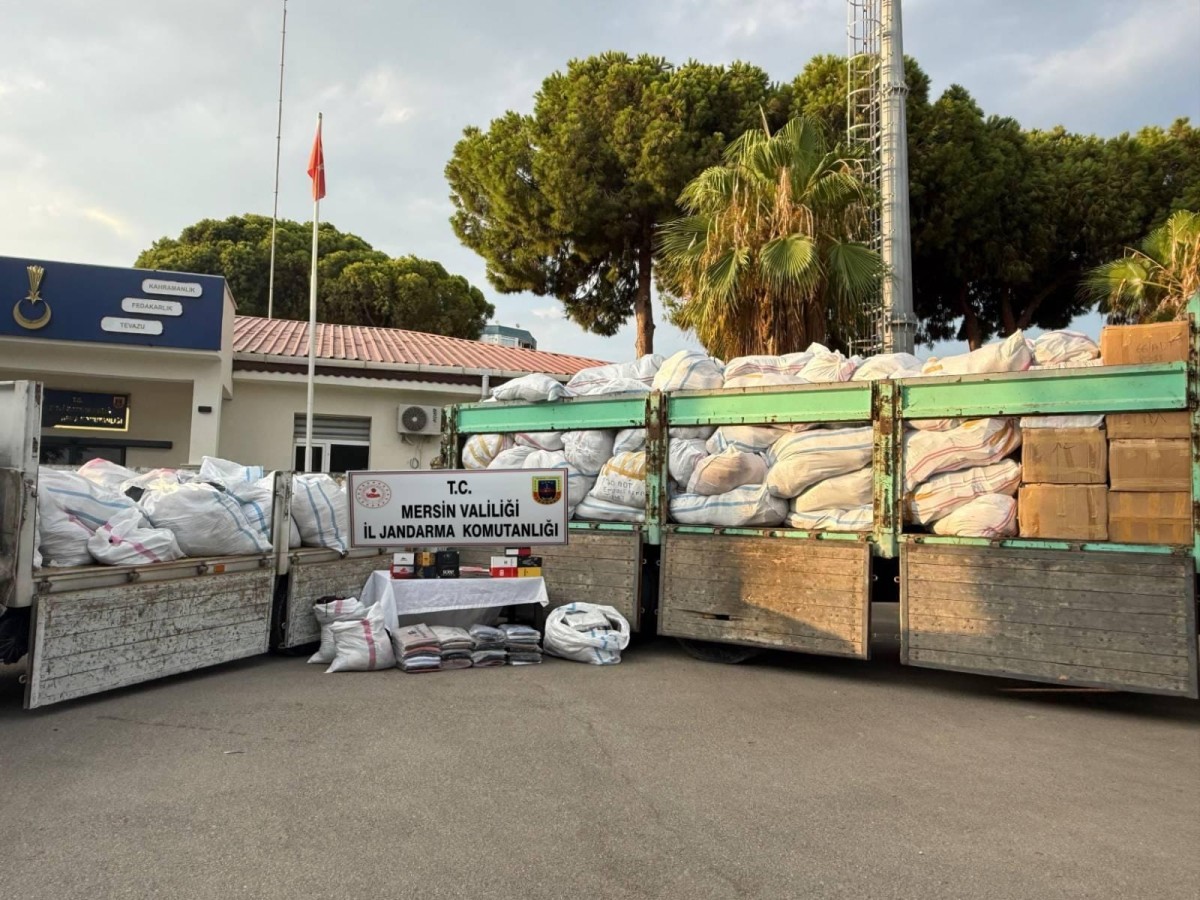 Jandarmadan Kaçakçılık Operasyonu: 20 Bin 638 Adet Giyim Malzemesi Ele Geçirildi..